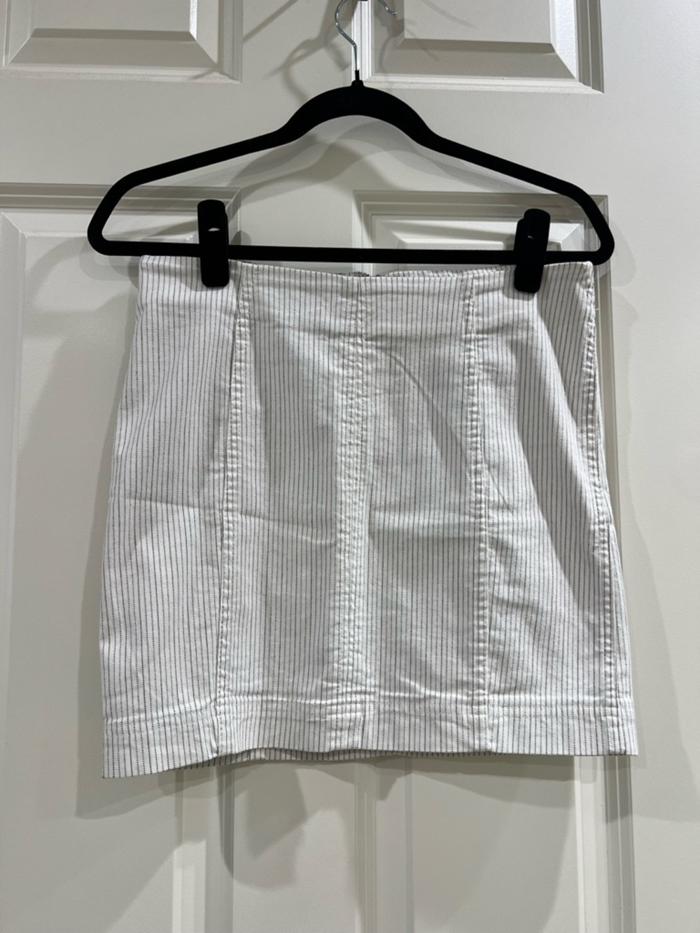 Free People Pinstripe Mini Skirt – White/Grey – Size 6